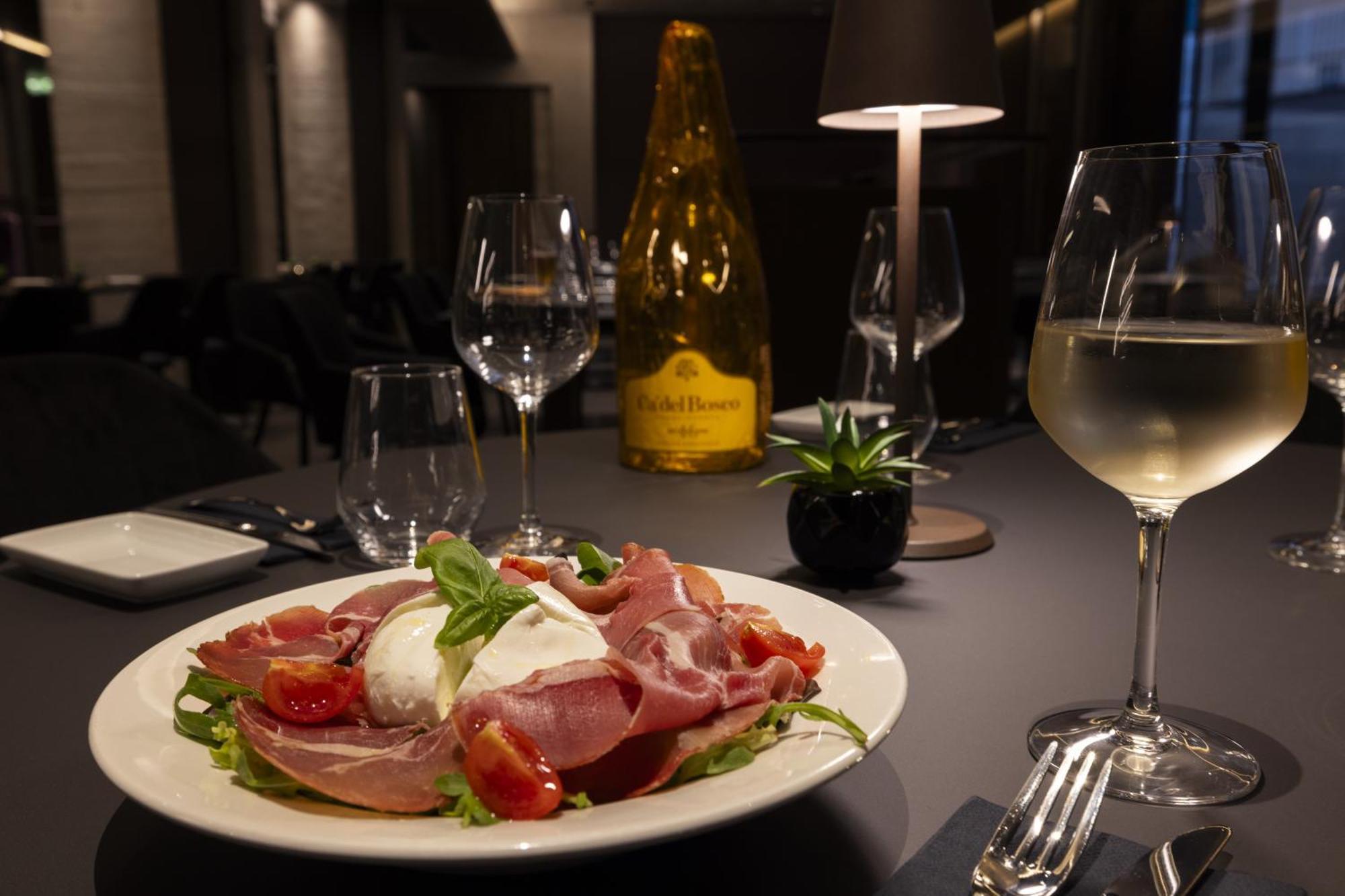 Joy 124 Hotel Milano Bagian luar foto